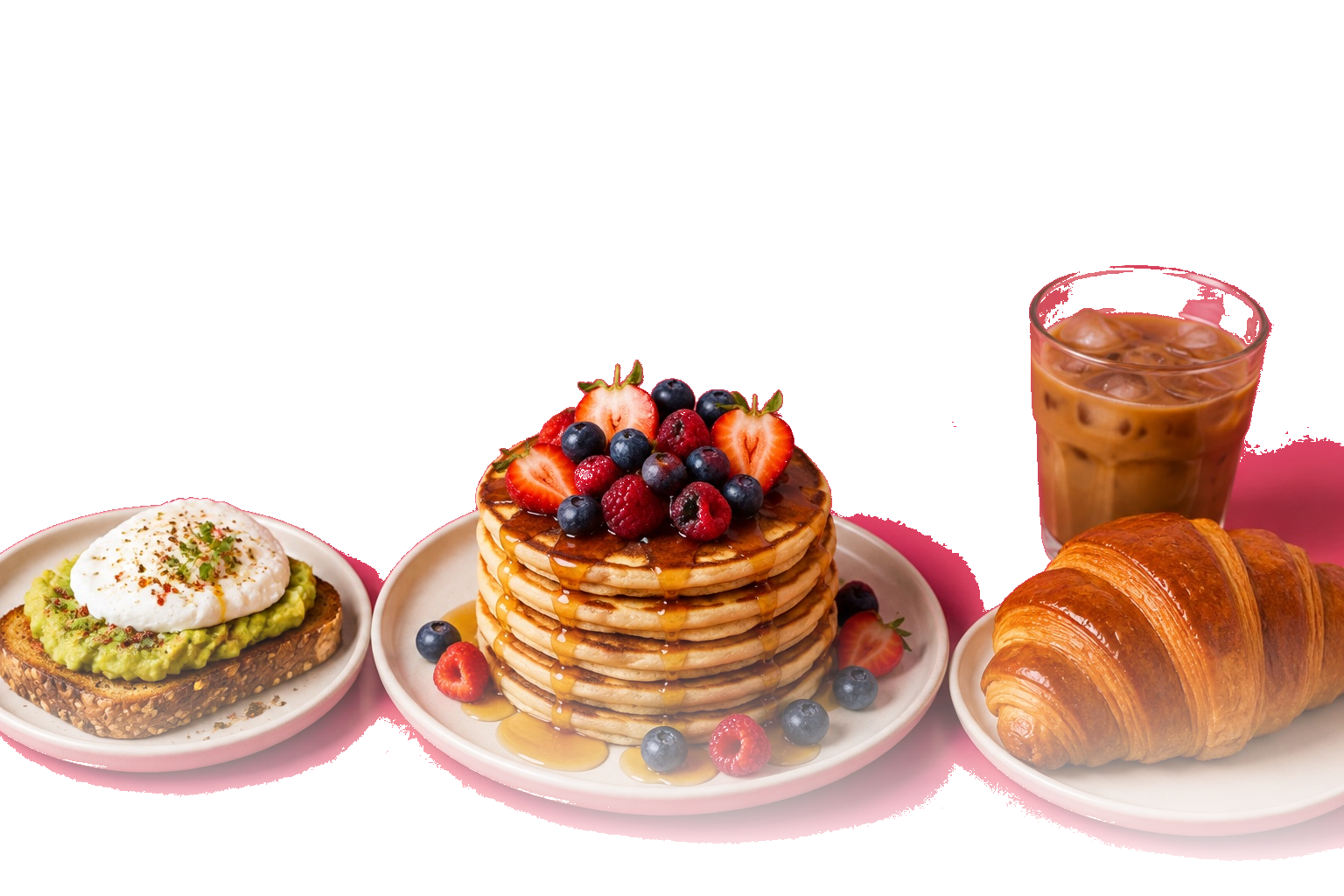 Pancakes, tartine d'avocat et croissant sur une table, ambiance brunch.